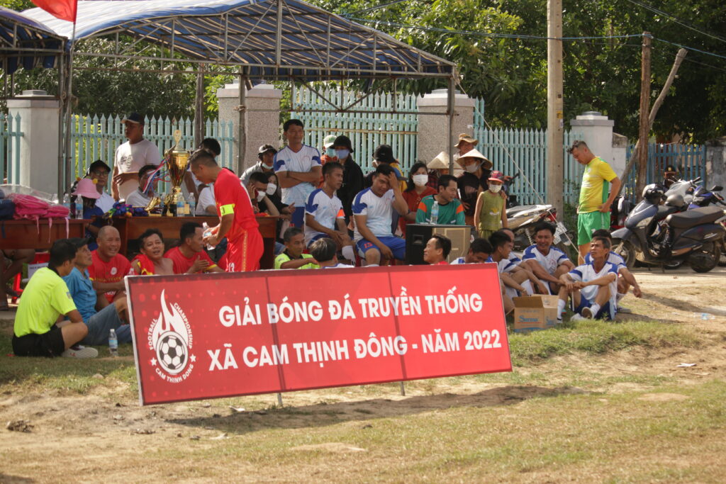 Khán giả bóng đá giao hữu thiện nguyện Cam Thịnh Đông