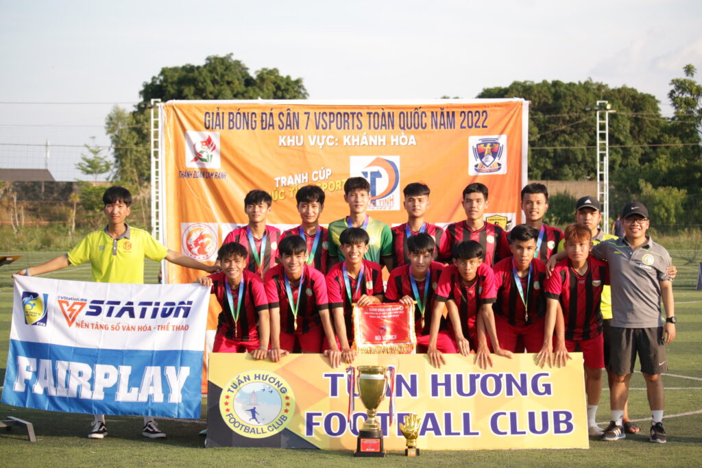 Chủ nhân cúp Phúc Tỉnh Sport giải VSports THPT tỉnh Khánh Hoà